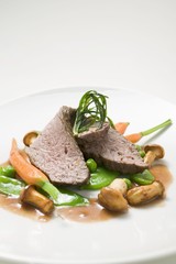 Beef with mushrooms, carrots, mange tout and peas