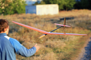 A modelist catches returning model of a glider