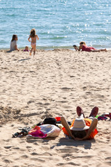 Détente en famille sur la plage