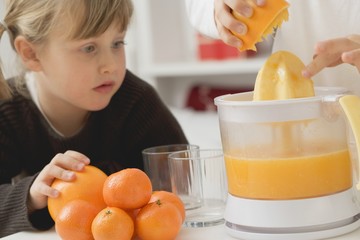 Children squeezing oranges