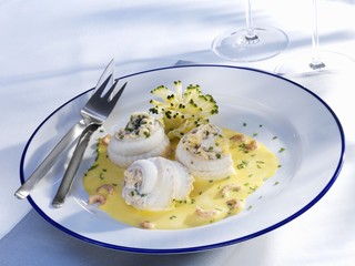 Stuffed sole rolls with shrimp sauce