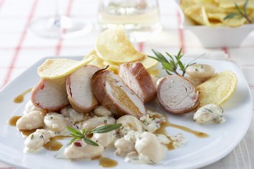 Bacon-wrapped guinea fowl with white beans, potato crisps