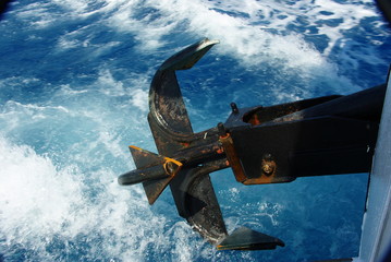 Ancre dans le sillage d'un bateau