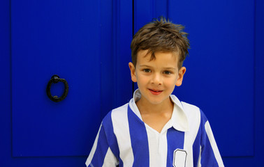 BAMBINO CON MAGLIA A RIGHE BIANCHE E BLU