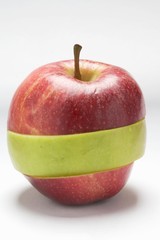 Apple composed of slices of Gala and Granny Smith apples