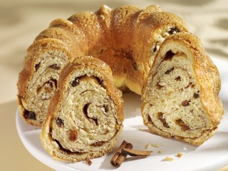 Kärntner Reindling (Yeast cake with cinnamon & raisins, Austrian speciality)