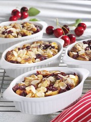 Cherry pudding with flaked almonds
