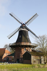 Fototapeta na wymiar historische Windmühle