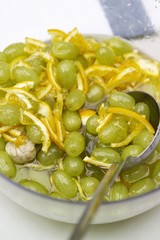 Making grape and citrus fruit marmalade (leaving the fruit to stand)