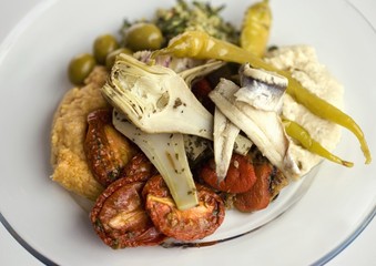 Mezze (Middle Eastern appetisers): hummus, moutabal, artichokes