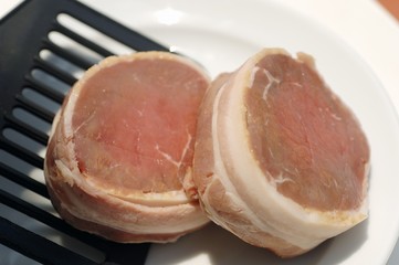 Beef fillet barded with bacon