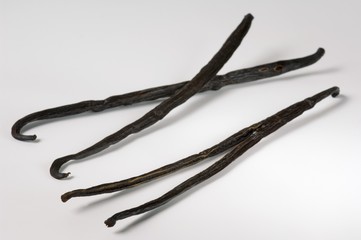 Two whole vanilla pods and one that has been slit open