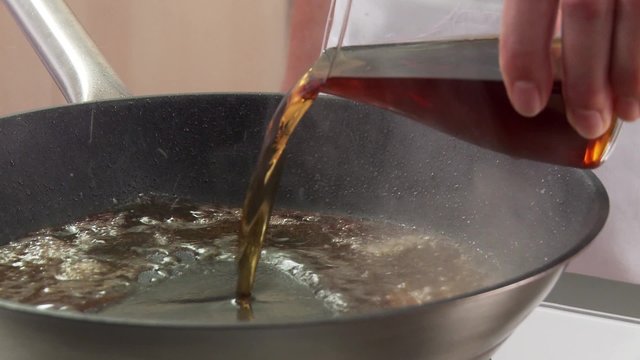 Bagnare con il Marsala (meat juices being deglazed with marsala wine)
