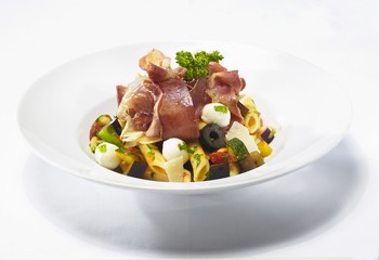 Penne with vegetables, mozzarella and raw ham