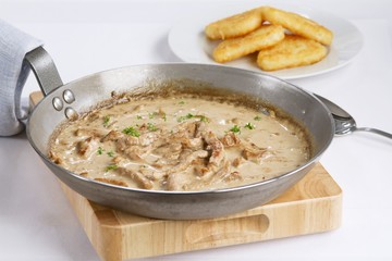Zürcher Geschnetzeltes (Swiss dish from Zurich consisting of chopped veal, mushrooms and cream)