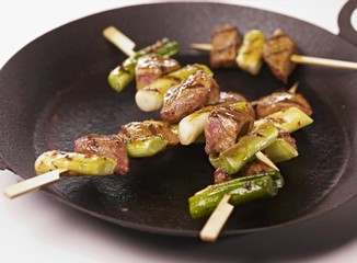 Grilled veal kebabs with spring onions