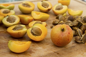 Apricots, whole and halved, pitted and unpitted