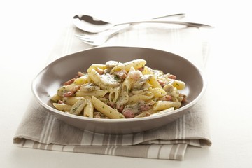 Penne funghi e prosciutto (penne with mushrooms and ham)