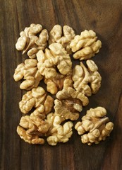 Shelled walnuts