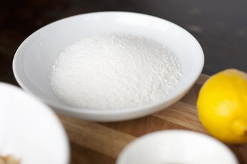 Fototapeta na wymiar Sugar in a bowl, lemon