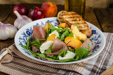 Rocket salad with prosciutto and fruit