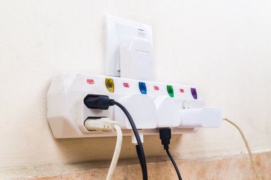 Convenient multiple electricity plugs attached to multi adapter