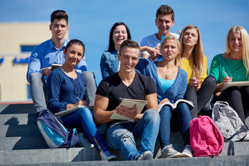 Obraz premium students outside sitting on steps
