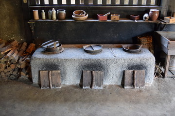 昔の台所（土間）レトロなイメージ／日本の古風な台所（土間）を撮影した、懐かしいレトロなイメージの写真です。