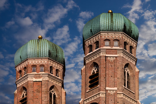 münchner sehenswürdigkeiten frauenkirche dom  hochauflösend  wolken blau