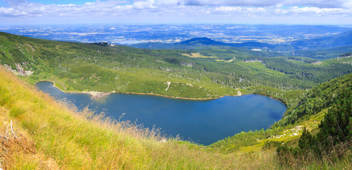 Fototapeta na wymiar Karkonosze w okolicy Karpacza - Panorama Kotła Wielkiego Stawu. W dole Karpacz i Kotlina Jeleniogórska