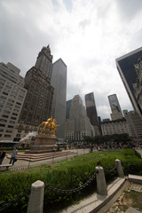 Fototapeta premium panorami della città di new york con strade e grattacieli al tramonto