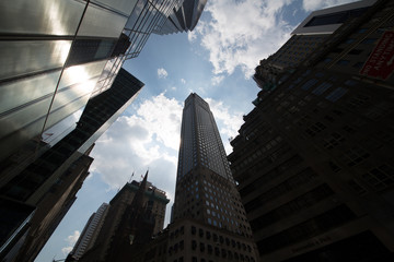 panorami della città di new york con strade e grattacieli al tramonto