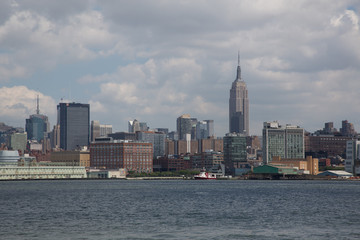 Fototapeta na wymiar paesani e grattacieli della città di new york con statua della libertà