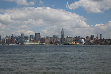 paesani e grattacieli della citt&agrave; di new york con statua della libert&agrave;