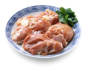 和皿に盛られた鶏のモモ肉
