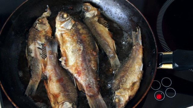 Roasting of crucians on the frying pan