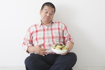 食事を摂る中年男性