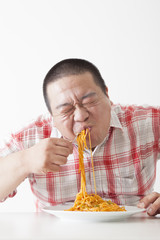 食事を摂る中年男性