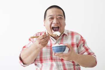 食事を摂る中年男性