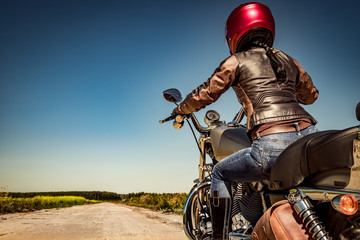 Fototapeta premium Rowerzysta dziewczyna na motocyklu