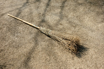 竹ぼうき,公園内の掃除をする竹ぼうき