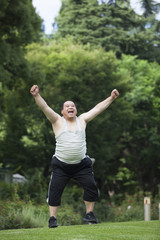 公園で運動する中年男性
