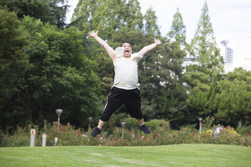Fototapeta na wymiar 公園で運動する中年男性