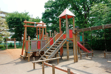Fototapeta na wymiar 児童公園内の遊戯施設