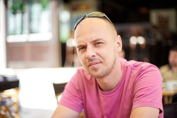 Obraz premium portret młodego mężczyzny na kawę