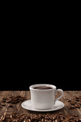 Kaffee in Tasse vor Hintergrund in schwarz