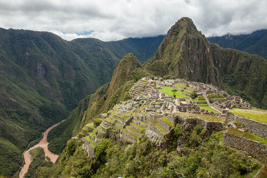 Antiche rovine Inca di Machu Picchu . Meraviglia del mondo. Fiume Urubamba e wayna picchu sullo sfondo