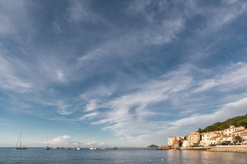 cielo azzurro sopra paesino sul mare