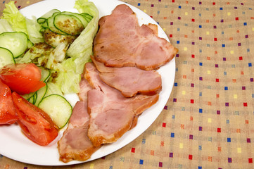 焼き豚と野菜ドレッシングがけサラダ