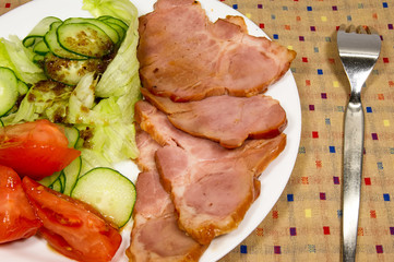 焼き豚と野菜ドレッシングがけサラダ